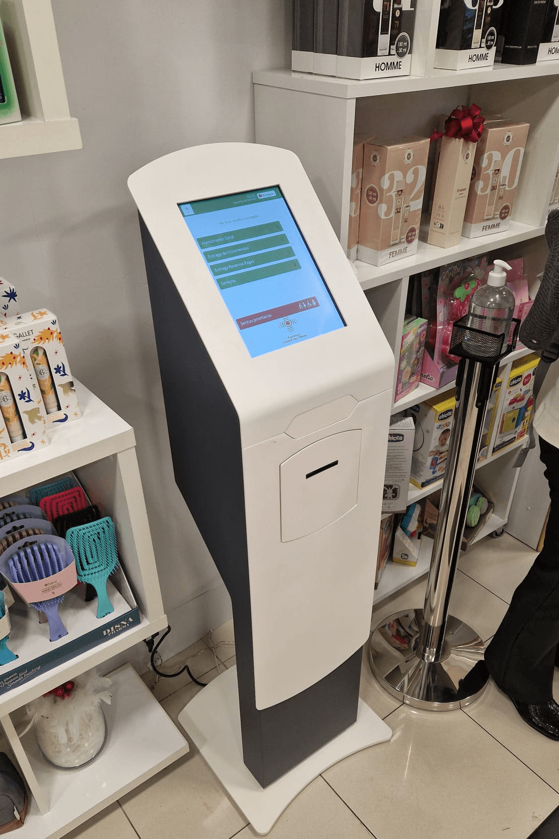 Instalação dispensador de senhas — Farmácia Central dos Olivais, Lisboa