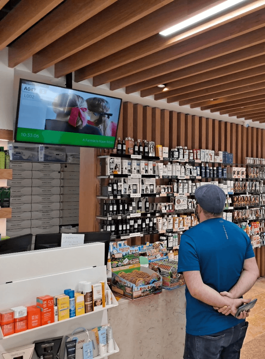 Instalação dispensador de senhas — Farmácia Nave Ribeiro, Montelavar